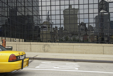 黄色出租车和建筑物反思 纽约市纽约市街道运输窗户市中心商业城市生活压力娱乐反射图片