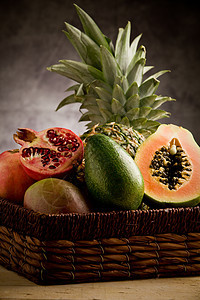 带热带水果的篮子健康食物奇异果香气木瓜静物菠萝照片红色石榴图片
