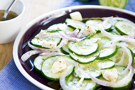 黄瓜和Feta沙拉敷料食物绿色营养蔬菜美味胡椒健康饮食草本植物图片