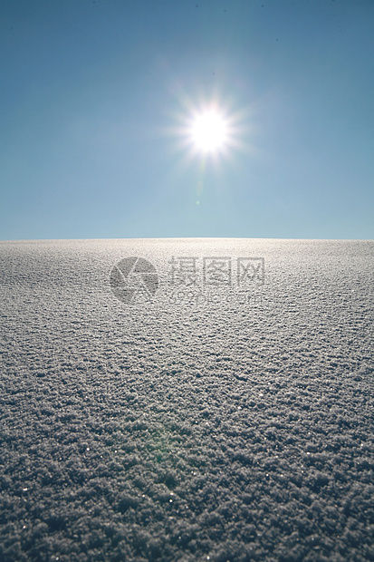 雪地表面水晶蓝色季节性季节降雪天空冬景时间冰柱太阳图片