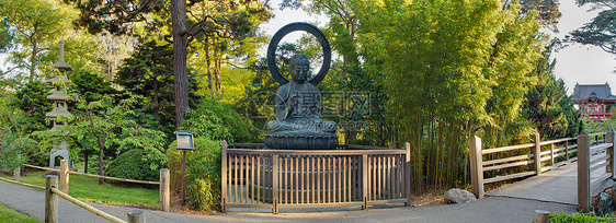日本花园全景的封印青铜佛图片