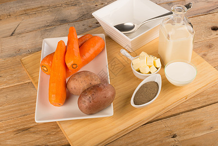 胡萝卜和土豆汤胡椒土豆牛奶烹饪静物黄油美食食物蔬菜水平图片