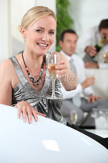 喝香槟的女士生活长发白色金发发型衣领长笛夫妻包子领带图片