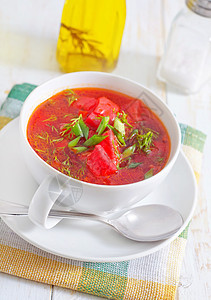 新鲜汤奶油香菜蔬菜食物午餐盘子紫色勺子餐厅香料图片