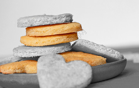 黑白和颜色的杏仁饼干图片