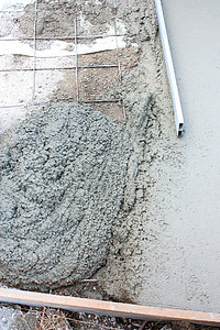 建造两地建筑工作砂浆工人地面装修水泥工地户外工人砌体平板图片