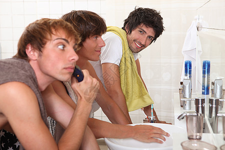 三名青年男子在浴室洗手间图片