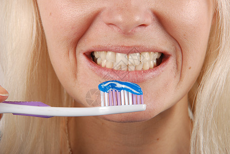 妇女刷牙牙齿卫生女孩浴室刷子白色蓝色牙刷幸福微笑背景图片