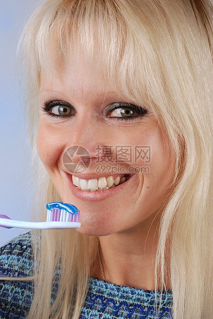 妇女刷牙微笑卫生牙科女性女孩蓝色幸福牙齿成人浴室图片