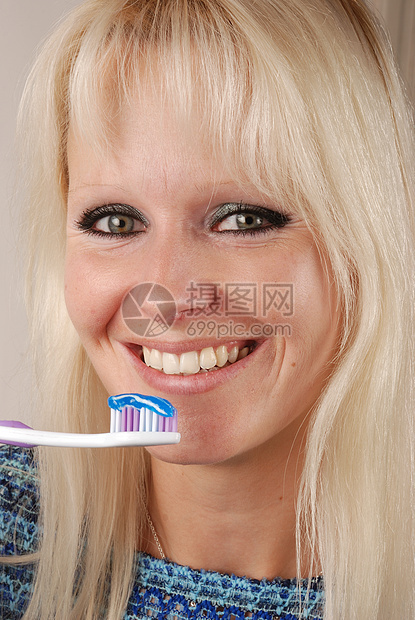 妇女刷牙牙刷头发浴室白色幸福成人女性微笑牙齿牙膏图片