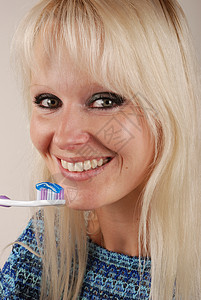 妇女刷牙卫生幸福牙齿牙膏微笑刷子女性成人头发浴室背景图片