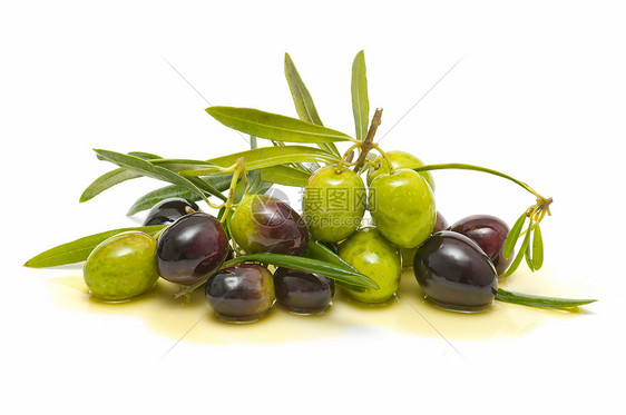 含橄榄油的新鲜橄榄图片