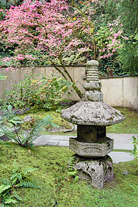 花园中的老日本石灯侠图片