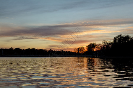 瓦斯卡纳湖上日落反射时候太阳场景海景瓦斯天空树木图片