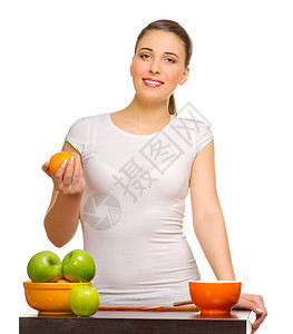 有水果的年轻女子早餐营养女孩厨房头发饮食女性女士橙子白色图片