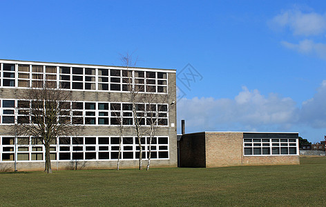 校舍外的校舍教室英语建筑物学习中学建筑学水平教育蓝色运动场图片