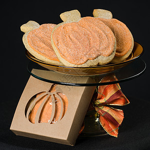 孤立黑色上的自制布金饼干乡村感恩小吃橙子甜点食物背景图片