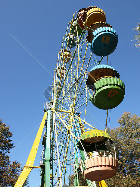 Ferris 轮式公园马戏团天空乐趣审查旋转木马树木图片