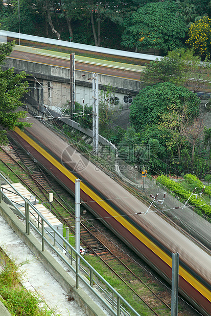 高速高速列车穿过整个城市公司景观火车市中心建筑学速度天空办公室铁路建筑物图片