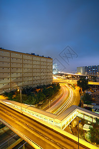 在市中心城的上空城市天线广告牌风暴建筑学夜生活景观交通街道市中心图片