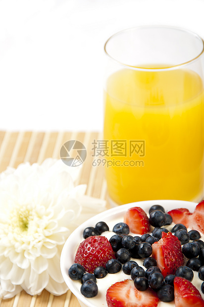 早餐果汁 羊角面包和在桌边的柏油橙子浆果水果住宅托盘花朵玻璃营养服务奶油图片
