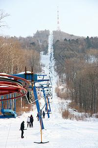 滑雪者在山上搭起电梯图片