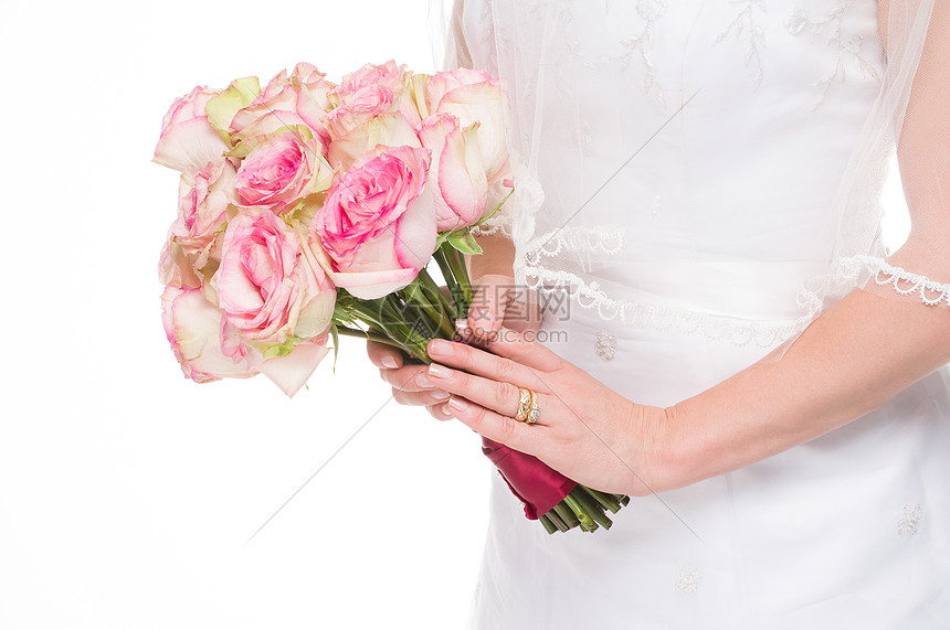 年轻新娘在孤立的白色背景上拿着花束女性妻子钻石婚礼裙子戒指金子婚姻图片