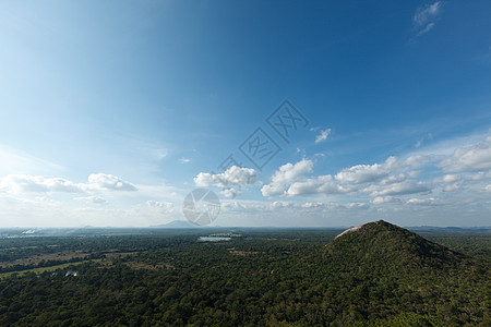 小型山上天空晴天热带蓝色绿色丘陵阴影背景图片