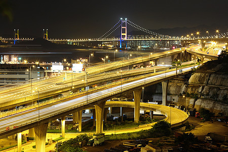 夜间高速公路和桥梁速度时间蓝色运输旅行建筑交通驾驶天空城市图片