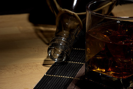 旧威士忌液体庆典享受玻璃反射奢华岩石图片