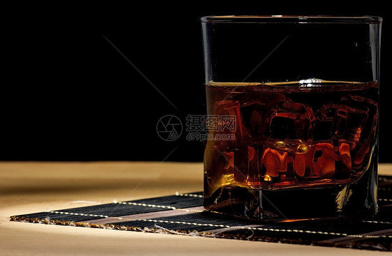 旧威士忌享受庆典岩石反射玻璃液体奢华图片