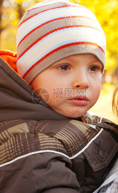 小男孩在户外哭泣男性情绪化眼睛童年孩子婴儿儿童情感苦难悲伤图片