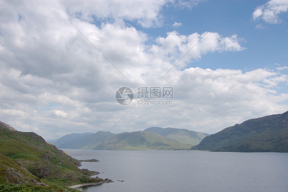 向东看绿色晴天爬坡天空旅游高地风景支撑图片