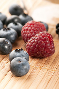 新鲜夏季浆果季节性食物养分果味饮食红色覆盆子甜点小吃水果图片