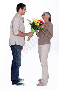 儿子给母亲送鲜花女性工作室妈妈灰色棕色文件白色生日花朵配置图片