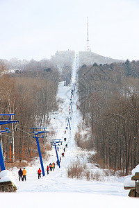 在俄罗斯普里莫尔斯基地区 滑雪者在山上搭起电梯天空速度运动旅行升降椅假期回旋滑雪板娱乐下坡图片