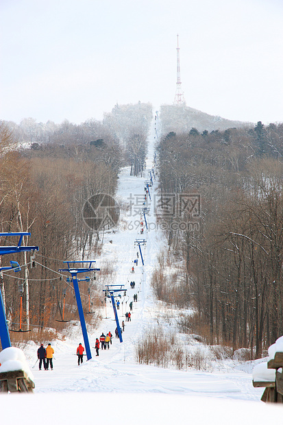 在俄罗斯普里莫尔斯基地区 滑雪者在山上搭起电梯天空速度运动旅行升降椅假期回旋滑雪板娱乐下坡图片