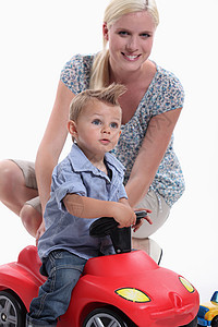 母亲和儿童骑玩具车图片