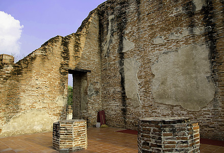 泰国Ayutthaya古老寺庙和纪念碑游客佛教徒宝塔建筑蓝色地标遗产王国绿色反射图片