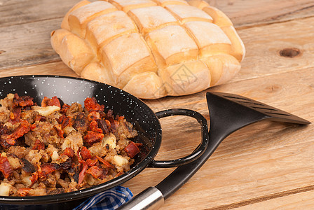 与 migas 的锅香肠美味面包屑风味服务水平面包美食猪肉平底锅图片