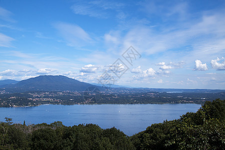 湖岩石蓝色场景土地阳光旅行树木反射风景公园图片