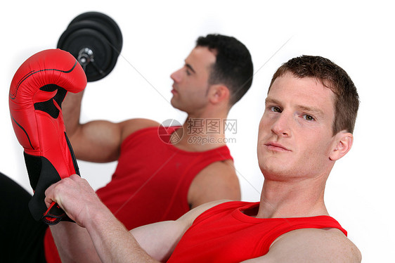 2名男子在一个拳击俱乐部接受培训图片