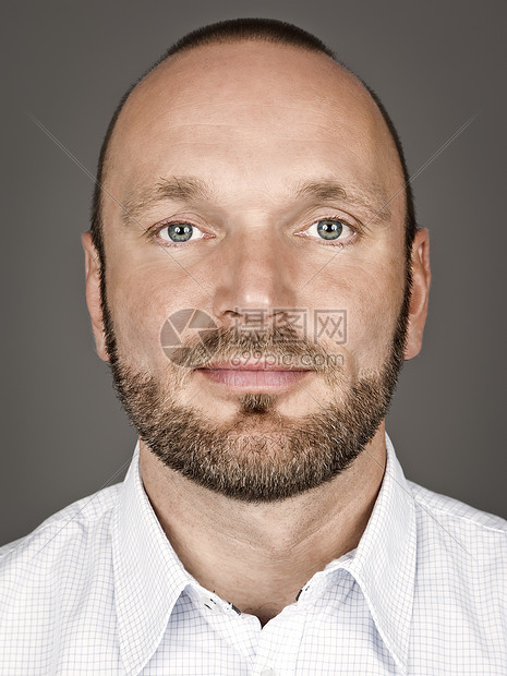 长胡子的男人身体胡须白色男性眼睛头发学生微笑棕色正方形图片
