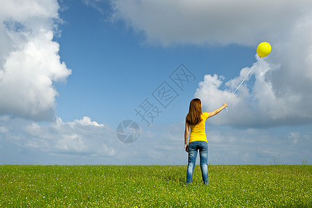 带着气球的女孩旅行女性成人晴天天空喜悦乐趣草地波动快乐图片