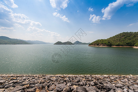 一名男子因泰国修建水坝而造湖 在泰国建造了一座大坝环境跑步蓝色技术池塘边界活力天空水池丘陵背景图片