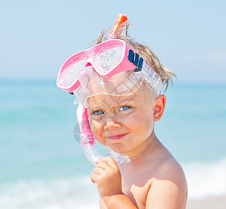 一个带着面具的可爱男孩假期娱乐潜水玫瑰呼吸管童年婴儿后代游泳者护目镜图片