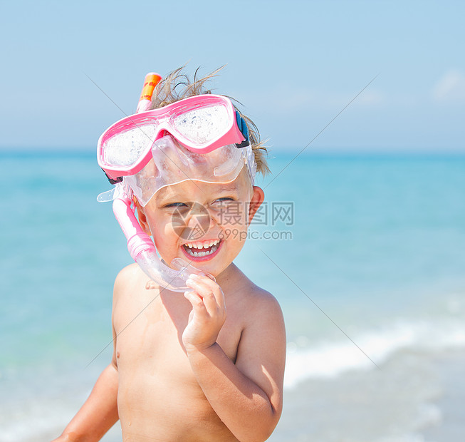 一个带着面具的可爱男孩幸福游泳者海洋行动后代运动娱乐闲暇微笑乐趣图片