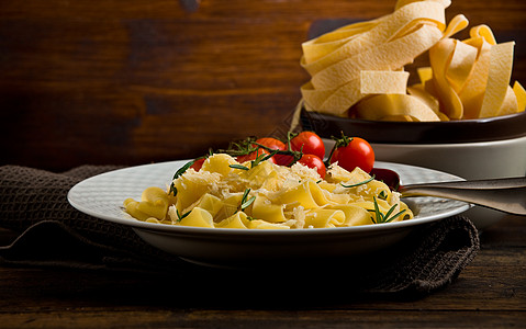 配奶酪和迷迭香的意大利面粉烹饪筹码素食面条草药艺术食物桌子香气美食图片