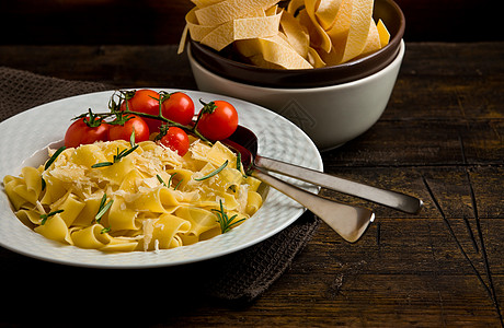配奶酪和迷迭香的意大利面粉勺子桌子刀具筹码素食面条艺术烹饪香气乡村图片