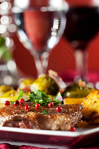 牛排加红辣椒玉米和布鲁斯芽盘子胡椒子牛肉玻璃桌子烛光用餐桌布美食蜡烛图片